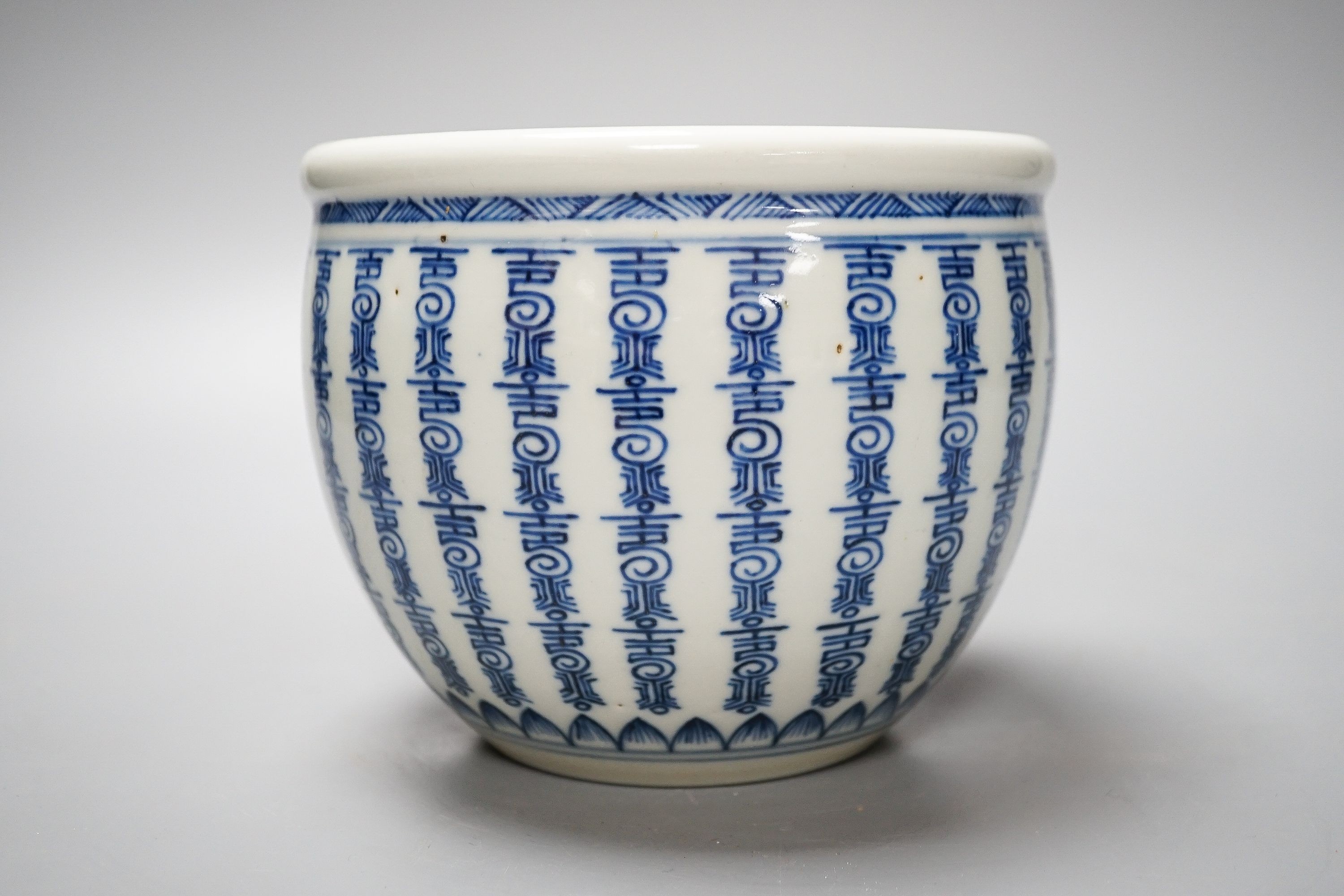 A Chinese blue and white plant pot 12cm
